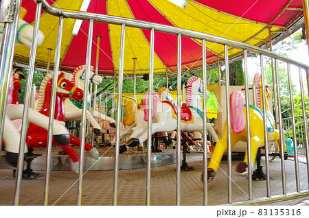 馬車 メリーゴーランド 乗り物 乗物の写真素材