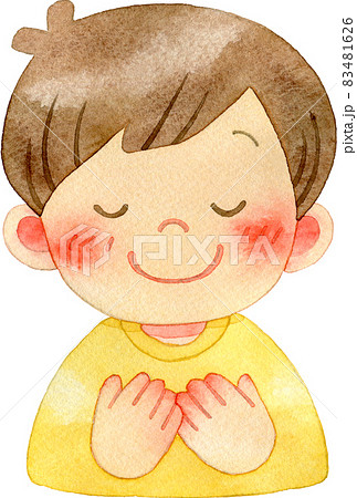 胸に手を当てて目を閉じる男の子