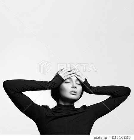 モノクロ 白黒 外国人 大人の写真素材