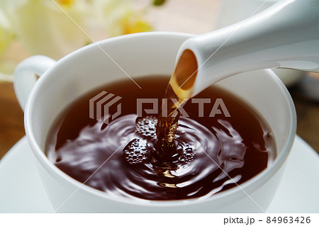 飲み物 紅茶 注ぐ ティーカップの写真素材