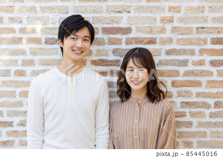 寄りかかる 女性 壁 人物の写真素材