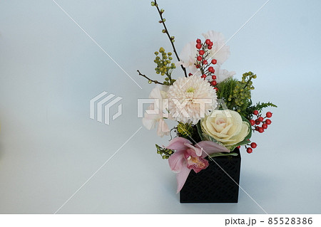 フラワーアレンジメント 生け花 菊 葉牡丹 お正月の写真素材