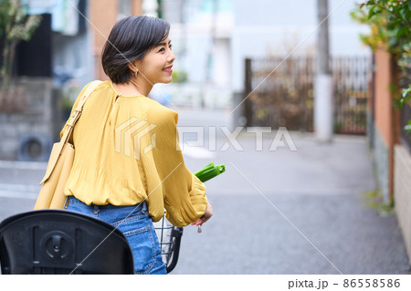 子供 自転車 乗る 後ろ姿の写真素材