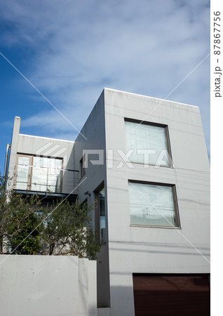 コンクリート打ち放しのモダン住宅