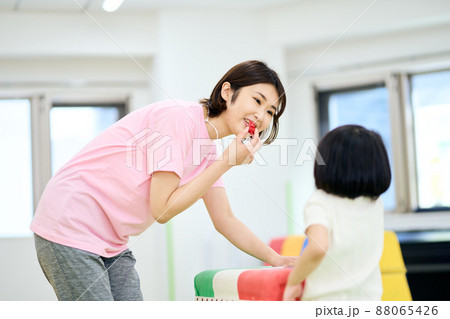 女の子 ホイッスル 笛の写真素材