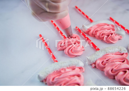 食べ物 お菓子 スイーツ ピンク色の写真素材