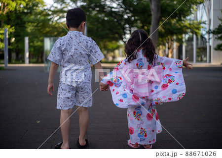 浴衣 女の子 後ろ姿 人物の写真素材