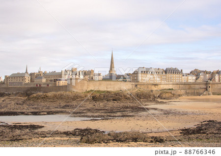 フランス サンマロ 海 城塞の写真素材