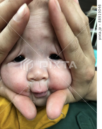 変な顔 子供 男の子 人物の写真素材