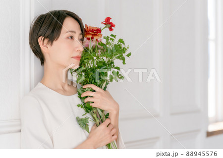 女性 花束 抱える 花の写真素材