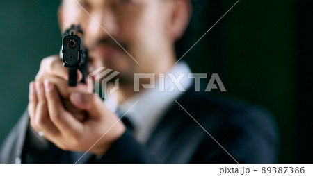 構える 拳銃の写真素材