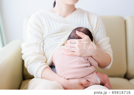 授乳姿勢の写真素材