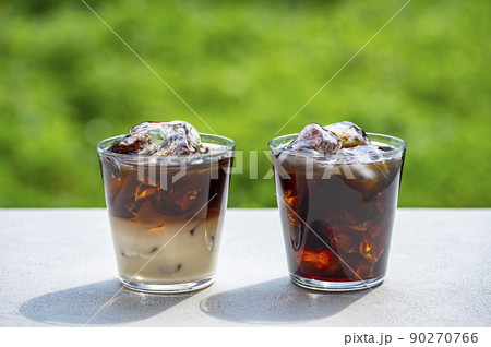 油彩画　アイスコーヒーとアイスカフェラテ アイスコーヒーとアイスカフェラテの写真素材 [207970388