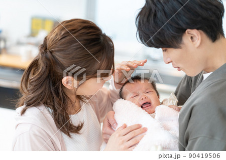 子供 娘 頭 撫でるの写真素材