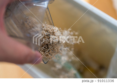 えんぴつの削りカスの写真素材