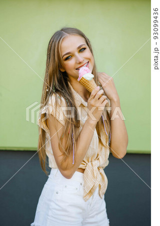 人物 女性 アイス 食べるの写真素材