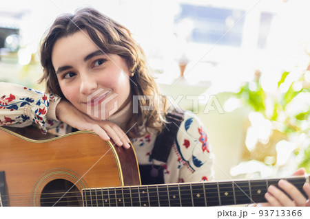アコースティックギター 女性 かわいい 若い 少女 女の子の写真素材