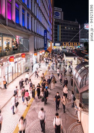 人混み 新宿駅 雑踏 新宿の写真素材