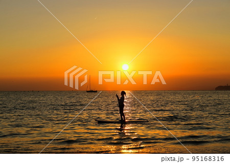江ノ島 ボート 夕暮れ 黄昏の写真素材 - PIXTA