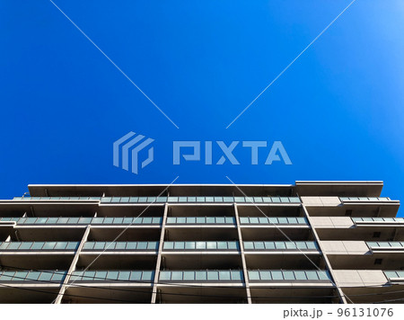 青空とおしゃれなマンションのイメージ