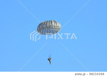 自衛隊 落下傘 航空自衛隊 パラシュートの写真素材 - PIXTA