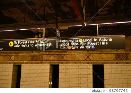 ニューヨーク地下鉄駅の路線案内表示