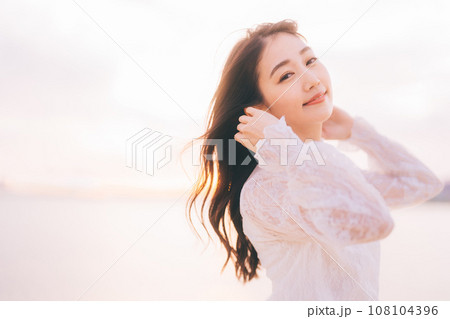 女性 海 笑顔の写真素材 - PIXTA