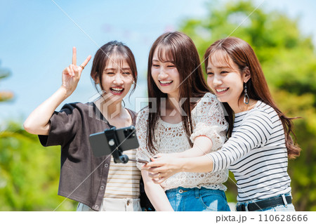 ピースサイン vサイン 女性 ポーズの写真素材 - PIXTA