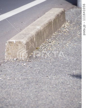 歩道の縁石の質感