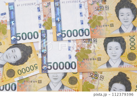 韓国紙幣50000ウォン✖️2枚 5万ウォン札2枚が付いている紙幣が発売され、貨幣収集家の関心を