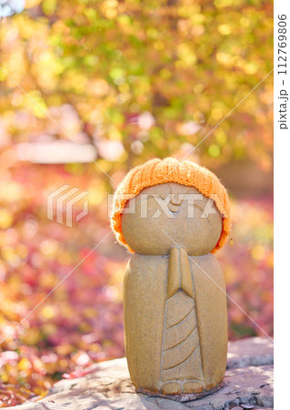 お地蔵様　ハンドメイド　もみじ　秋 秋のお地蔵さん。 もみじは3.75cm角折り紙で作りました。 小さいので