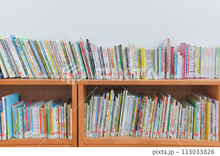 子供向けの本が並ぶ本棚のイメージ