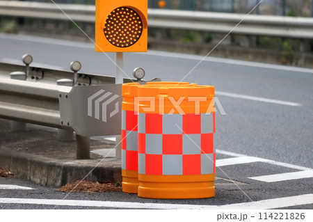 ブリンカーライト 障害物表示灯 中央分離帯 道路の写真素材 - PIXTA