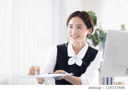 事務員　おばさんol制服 事務員の写真素材(94,943点以上の高品質な写真素材) - PIXTA（ピクスタ）