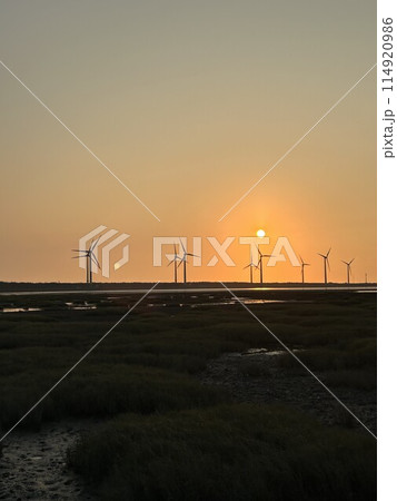 風力発電 夕日 風車 夕景の写真素材 - PIXTA