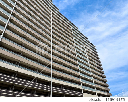 青空に映える大規模マンションのイメージ