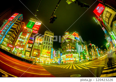 人物 女性 町並み ネオン街の写真素材 - PIXTA
