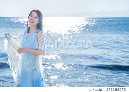 女性 海 笑顔の写真素材 - PIXTA