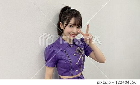 ピースサイン 女性 人物 モデルの写真素材 - PIXTA