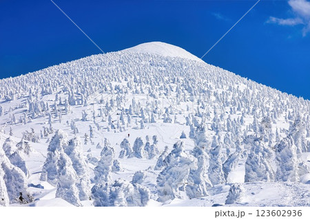 樹氷 冬 雪山 八甲田山の写真素材 - PIXTA