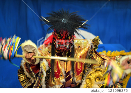 赤鬼 神楽 踊り 石見神楽の写真素材 - PIXTA