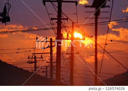 電柱 電線 夕焼け 夕暮れの写真素材 - PIXTA