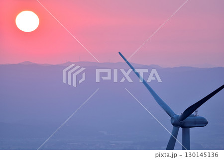 風力発電 夕日 風車 夕景の写真素材 - PIXTA