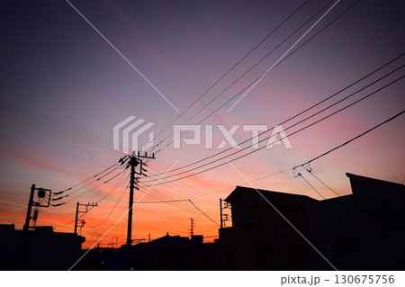 夕暮れ 電柱 電線 夕焼け 夕暮れの写真素材 - PIXTA