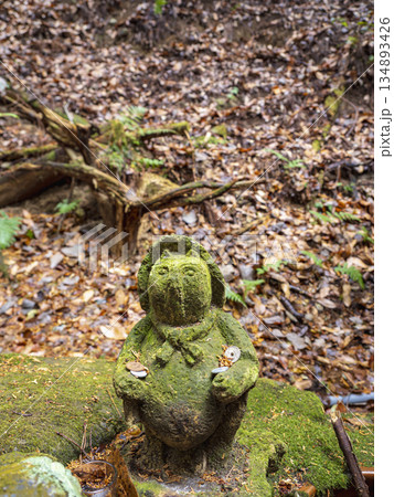 タヌキ 狸 たぬき 石像の写真素材 - PIXTA