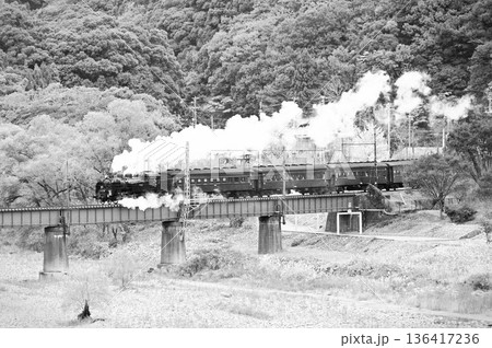 鉄橋 モノクロ 鉄道 線路の写真素材 - PIXTA