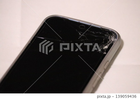 スマートフォン 画面 ヒビ割れ ヒビの写真素材 - PIXTA