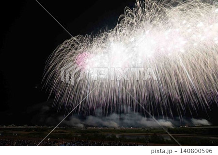 花火 打ち上げ花火 花火大会 しだれ柳の写真素材 - PIXTA
